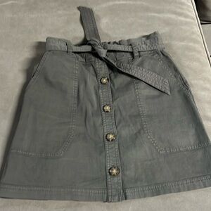 Woman’s Abercrombie skirt with pockets and an elastic waistband